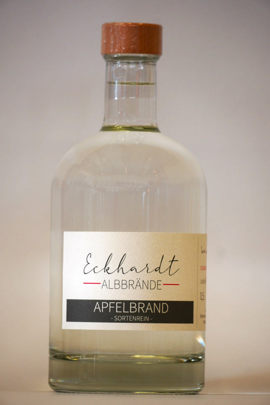 Glasflasche mit Holzdeckel vor einem weißen Hintergrund. Auf dem eleganten Etikett steht der Schriftzug "Eckhardt Albbrände" und die Bezeichnung "Apfelbrand".
